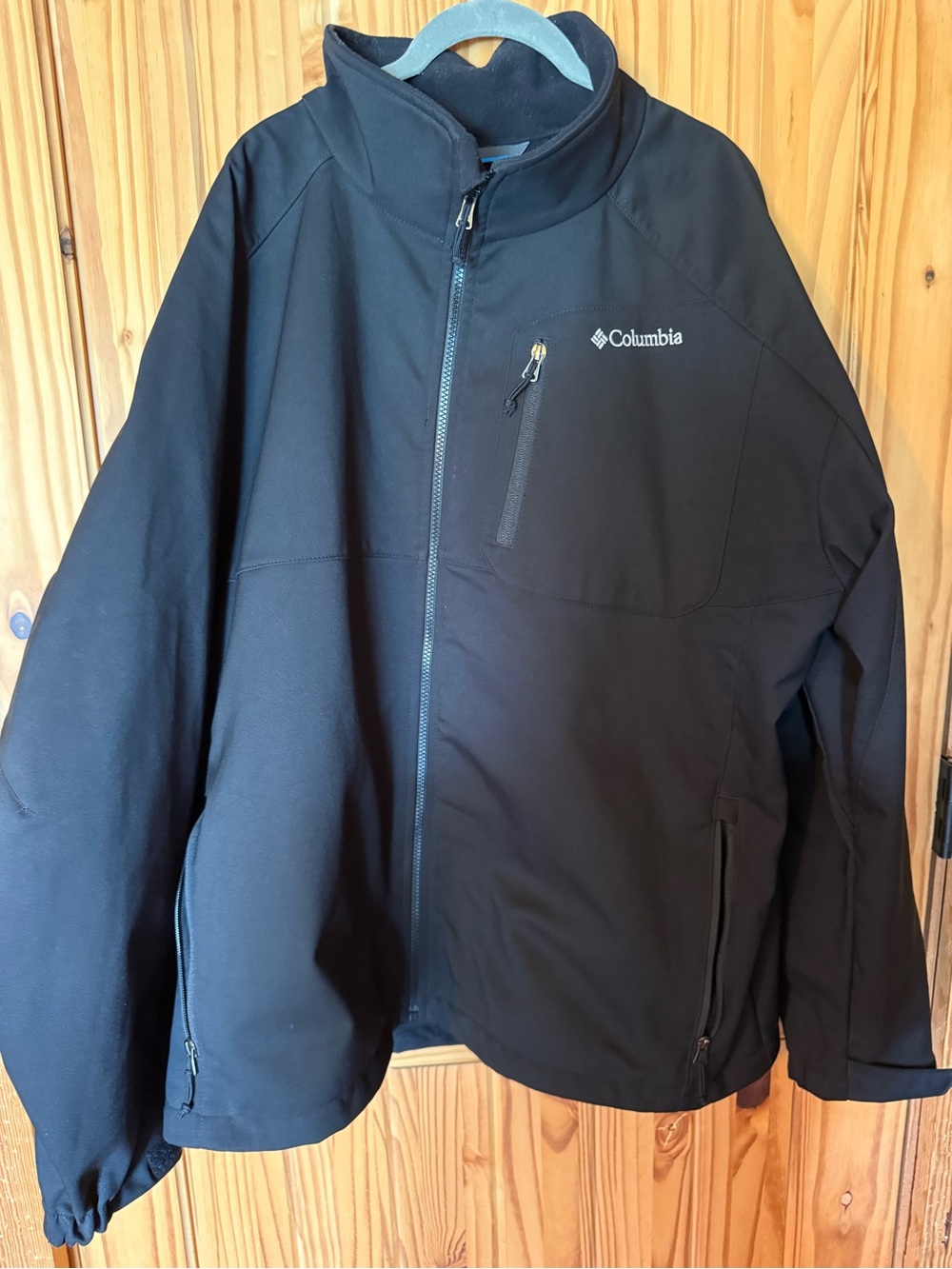 Columbia Men's Black Softshell Jacket with Chest Zip Pocket
